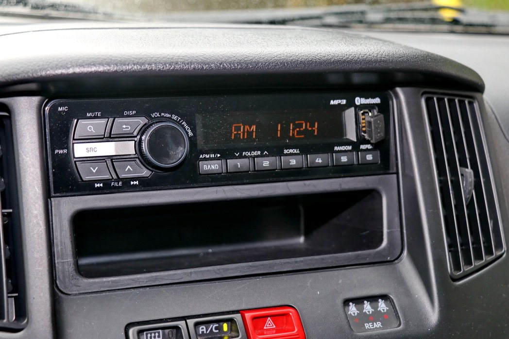 車內標配藍牙音響主機並提供USB接頭。 記者陳威任／攝影