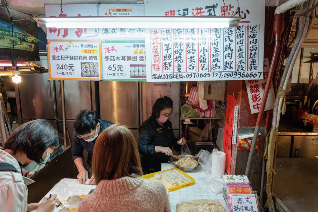 除了親手製作，直接購買使用台灣的在來米，蘿蔔，金勾蝦等在地食材製成的蘿蔔糕、燒賣...