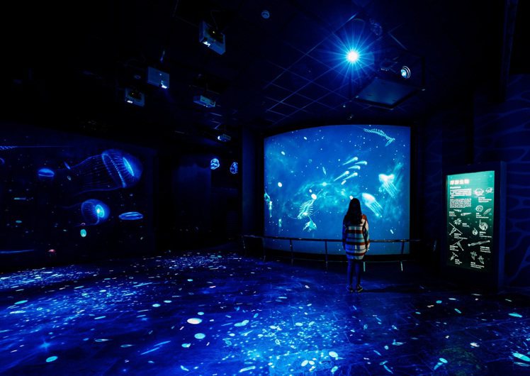 屏東海生館全新打造深海水域區，並於1月20日至2月28日推出「微光漂流」沉浸式投影互動體驗。
 圖／國立海洋生物博物館提供
