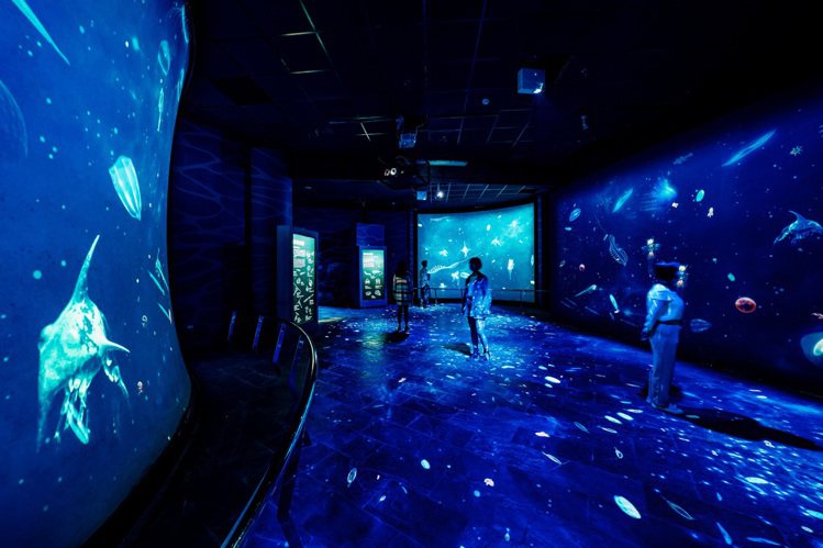 在展區中可跟隨周遭光點緩緩潛入深海景貌，以獨特微觀視角與微小浮游生物們互動。 圖／國立海洋生物博物館提供
