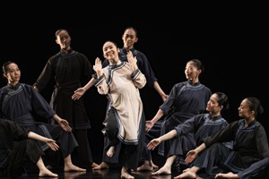 新版「薪傳」由千禧世代舞者詮釋，林懷民認為「這是一個進化版的薪傳，是自信的年輕人 向他們的祖先致敬 。」圖／雲門提供