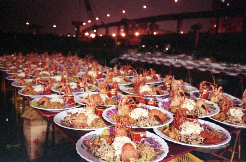 婚宴辦桌的社會功能，其實是權力與資源的確認、分配與角力。圖中的龍蝦沙拉冷盤是台灣辦桌常見的頭盤。圖／聯合報系資料照片