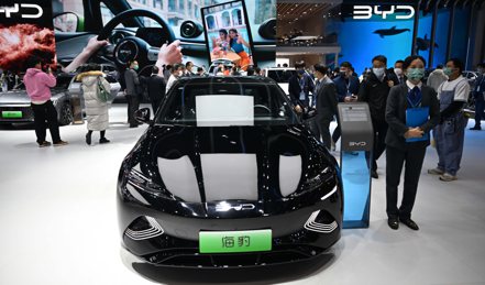 大陸電動車「一哥」比亞迪董事長王傳福昨（1）日在「中國電動汽車百人會論壇」上表示，中國大陸汽車全面電動化的時間表，比想像還要快。（新華社）