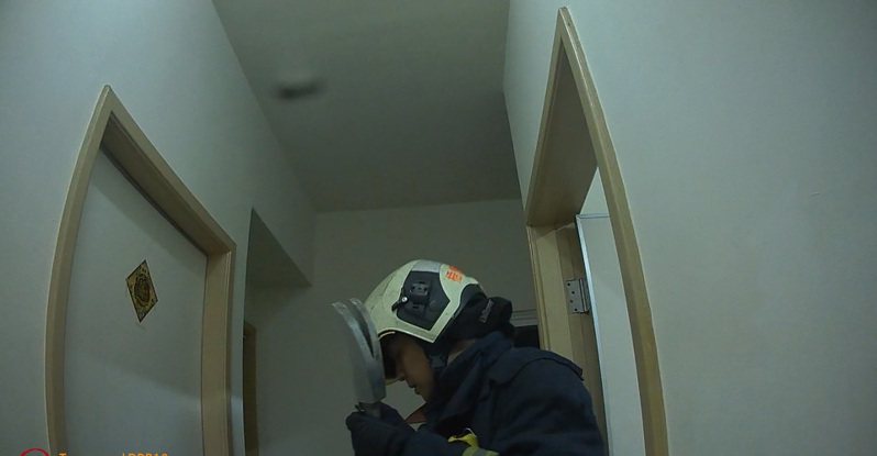台中市梧棲區一對雙胞男童進入自家房間將門關上不小心將門反鎖，母親求救，警察和消防隊員救出。圖／警方提供