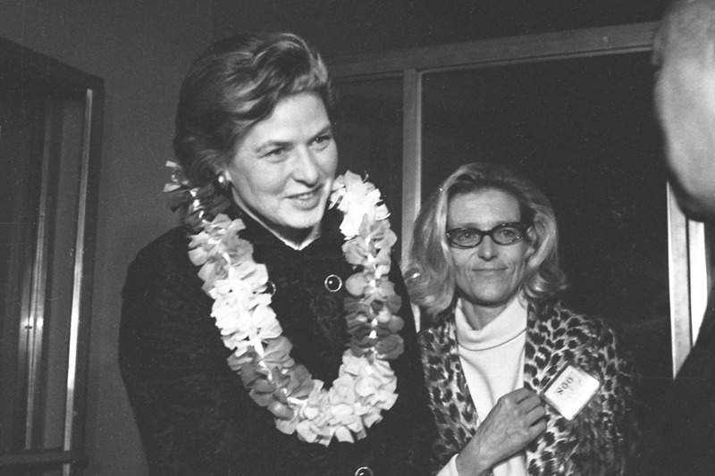 1970年1月13日，瑞典籍老牌女星英格麗褒曼（左）抵達松山機場，為祭弔前不久在台北去世的「小婦人」艾偉德。圖／聯合報系資料照片