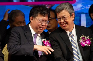 前副總統陳建仁（右）與桃園市前市長鄭文燦（左）的「仁燦配」，被黨內認為是最有可能接任組合，但在野黨不看好。圖／聯合報系資料照片