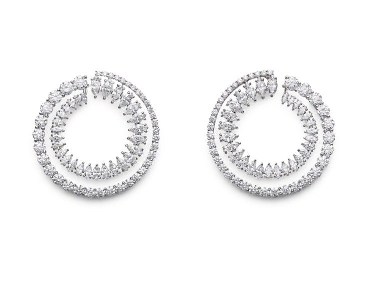 薇拉戴維絲配戴蕭邦高級珠寶系列鑽石耳環，18K白金與鈦金屬鑲嵌18.69克拉鑽石...