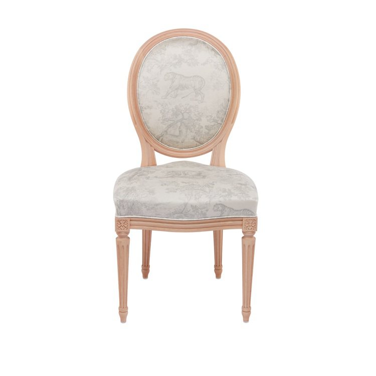 Toile de Jouy灰色法式印花圓背椅，12萬0,000元。圖／Dior提供