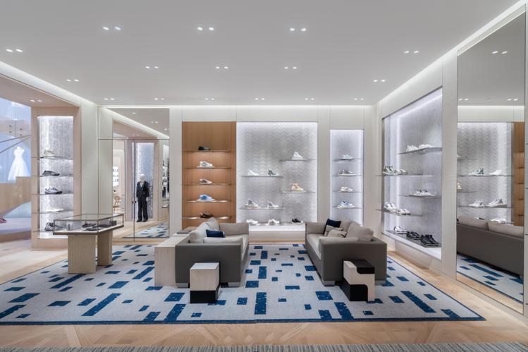 男裝區以創意總監Kim Jones喜愛的藍色為主要視覺。圖／Dior提供