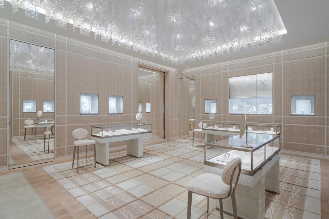 寶腕表區的天花板垂墜片片水晶玻璃，與寶石相輝映。圖／Dior提供