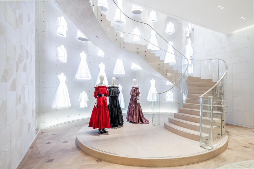 一路延展至五樓的旋轉樓梯，是以巴黎全新的30號蒙田大道總店為靈感，牆面展示彰顯品...
