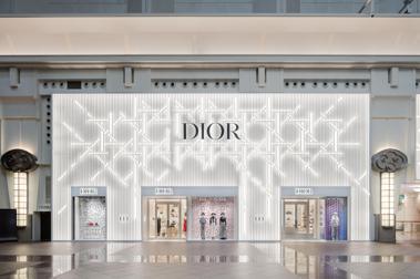 旗艦店外牆裝飾蘊含品牌寓意的立體背光籐格紋。圖／Dior提供