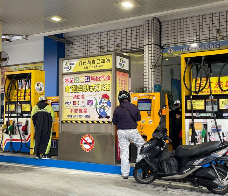 台灣中油宣布，明（6）日凌晨零時起汽、柴油各調降0.1元及0.3元。圖／中油提供