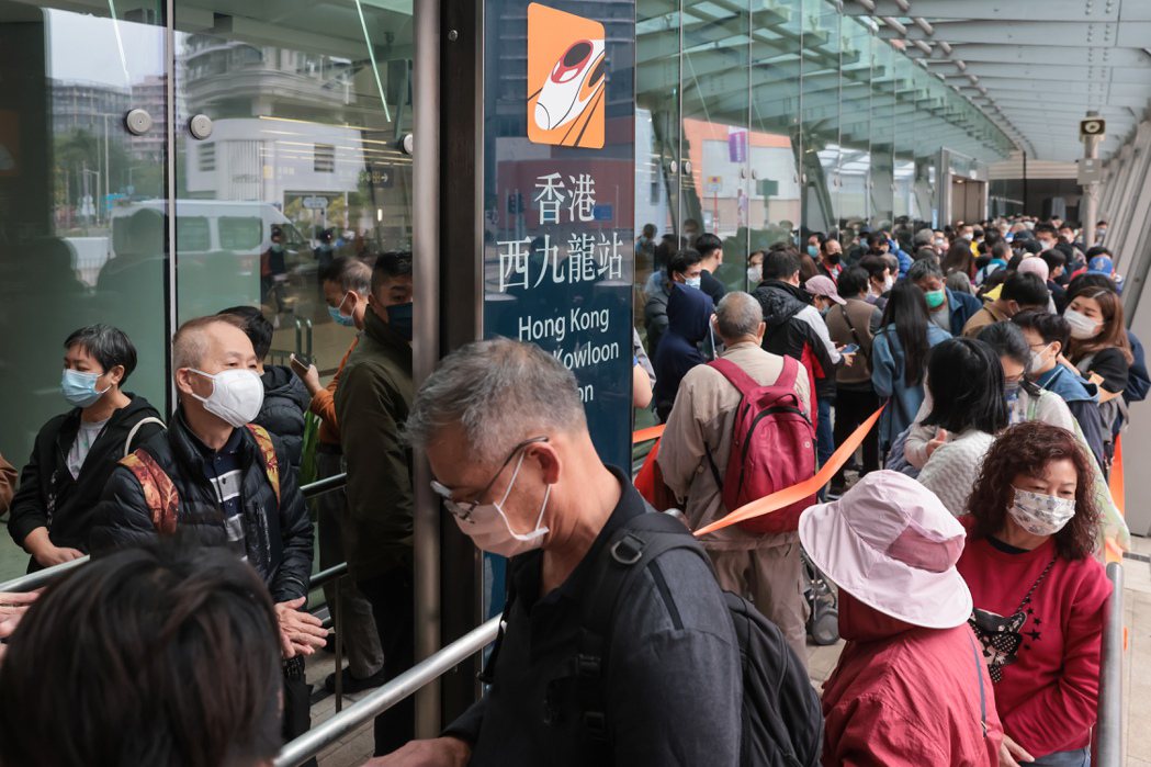 因疫停運近三年，廣深港高速鐵路西九龍口岸及高鐵香港段將由15日起恢復服務。圖為大...