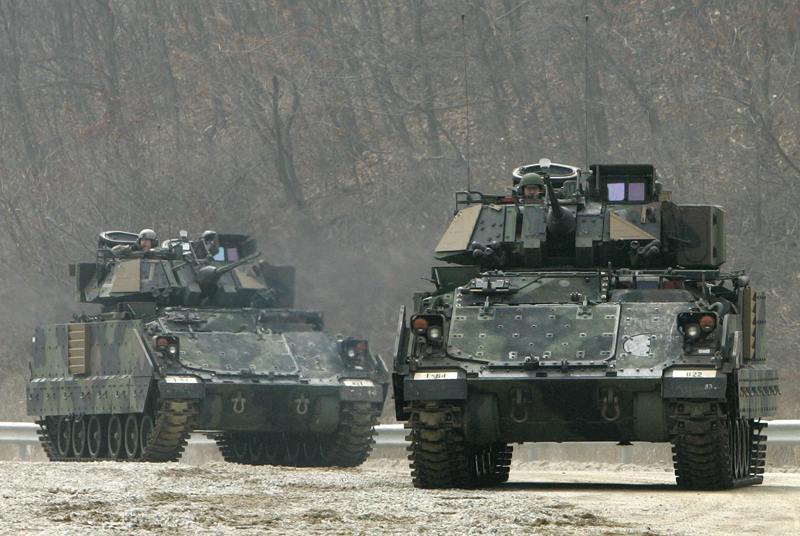 專家認為，美國提供布萊德雷戰車可為基輔提供更多攻防選擇。 路透