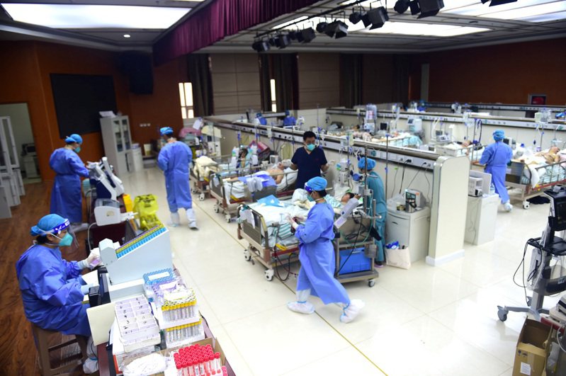 會議室變病房 大陸新冠疫情快速蔓延，河北滄州一家醫院將會議室改裝成加護病房。（路透）