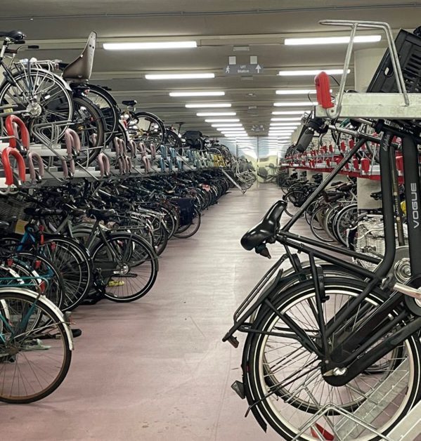 鹿特丹中央火車站的大型自行車停車場。 （圖片來源：eurocities）