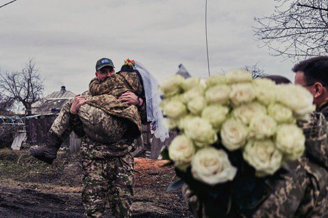 2022年12月24日，在烏克蘭東部頓涅茨克區，烏克蘭軍醫與新娘結婚。 圖／美聯...