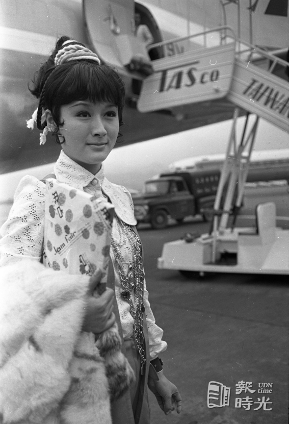 香港女星潘迎紫廿三日由港回國，參加華國公司新片「十三條虫」演出。圖／聯合報系資料照（1970/03/23　龍達材攝影） 

