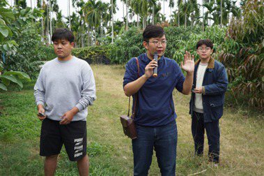 潘彥升（中）回鄉，和兩位弟弟一起協助父親經營「挽菓子」農場。圖／于國華提供
