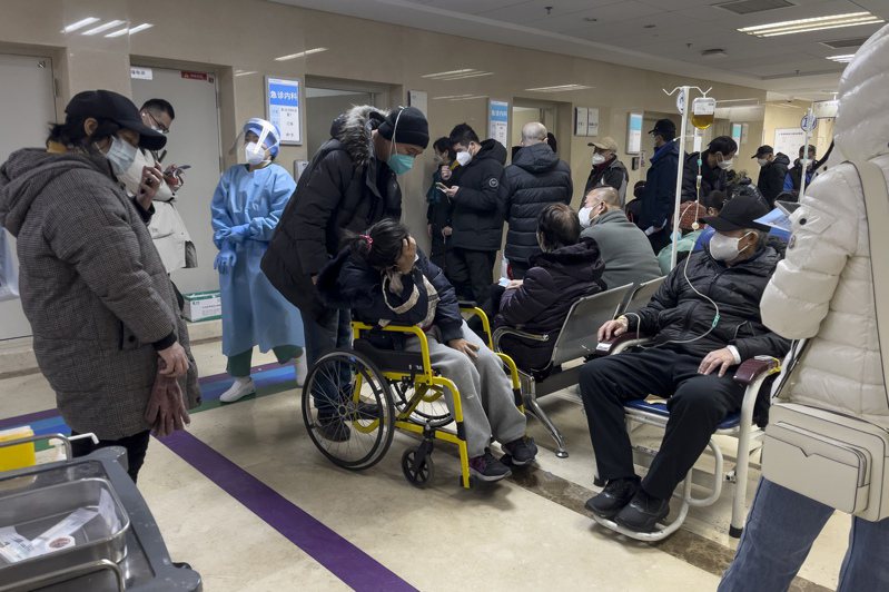 大陸確診人數爆增。圖為北京一醫院的急診室，民眾排隊等待看診。美聯社