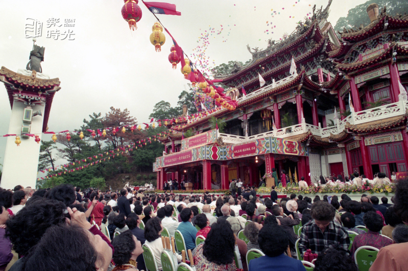 廿六日是台北市木柵指南宮建廟啟教一百週年，吸引許多善男信女前往頂禮膜拜。圖／聯合報系資料照（1990/11/26 鄭瓊中攝影） 