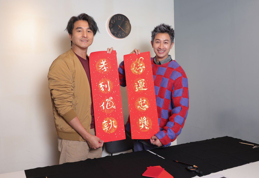 Darren(右)、王少偉寫賀歲春聯。記者李政龍／攝影