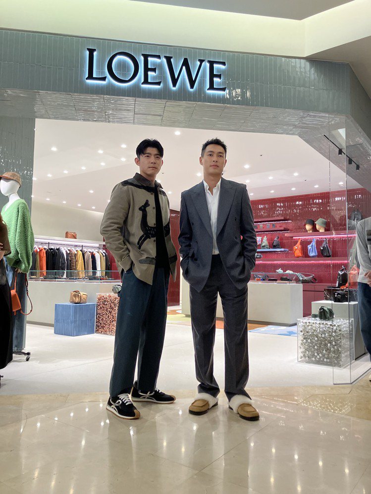 （由左至右）男星王柏傑與楊祐寧出席LOEWE新光三越台中男裝專賣店新開幕。記者孫曼／攝影