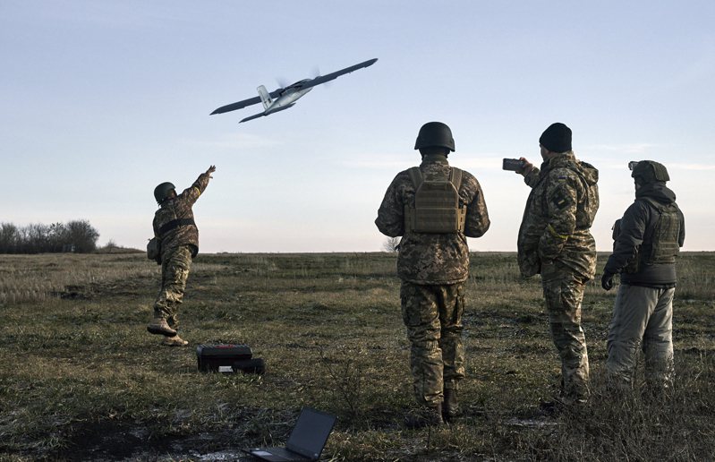 俄烏戰爭中，無人機的部署規模空前，不僅執行監視與攻擊雙重任務，且各種款式盡出，從市售小型無人機至飛機造型的較大型無人機，不一而足，無人機已成為這場戰爭一大特徵。美聯社