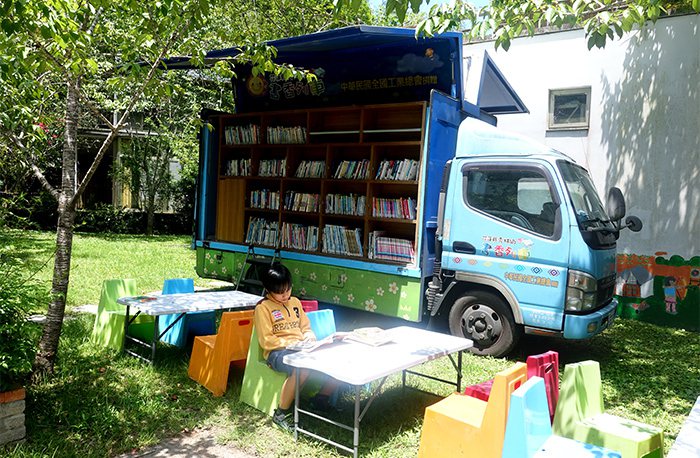 行動書車將各式閱讀服務主動帶入社區角落與偏鄉，散播閱讀的益處與美好。
