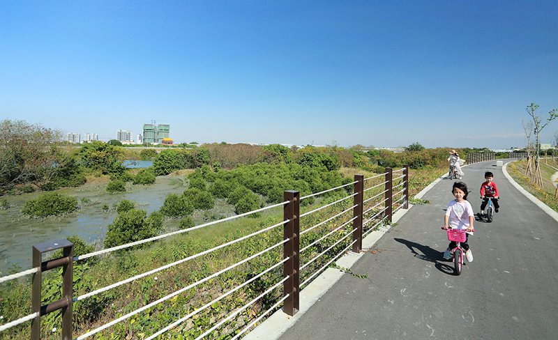 二仁溪堤頂自行車道風光明媚，有多條踩風路線。(攝影/Carter)