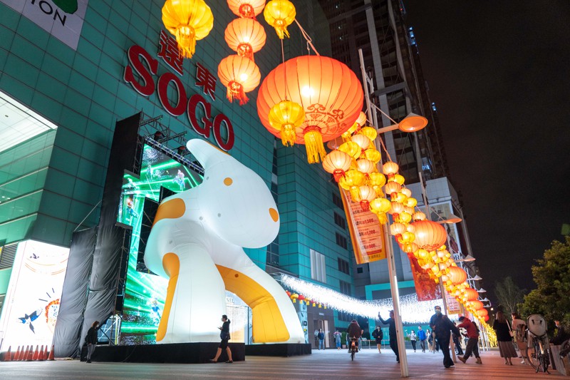 今年的台灣燈會將是新冠疫情國境開放後的首個大型觀光活動，圖為台灣燈會「穿梭‧未來‧兔子洞」作品。圖／台北市觀光傳播局提供