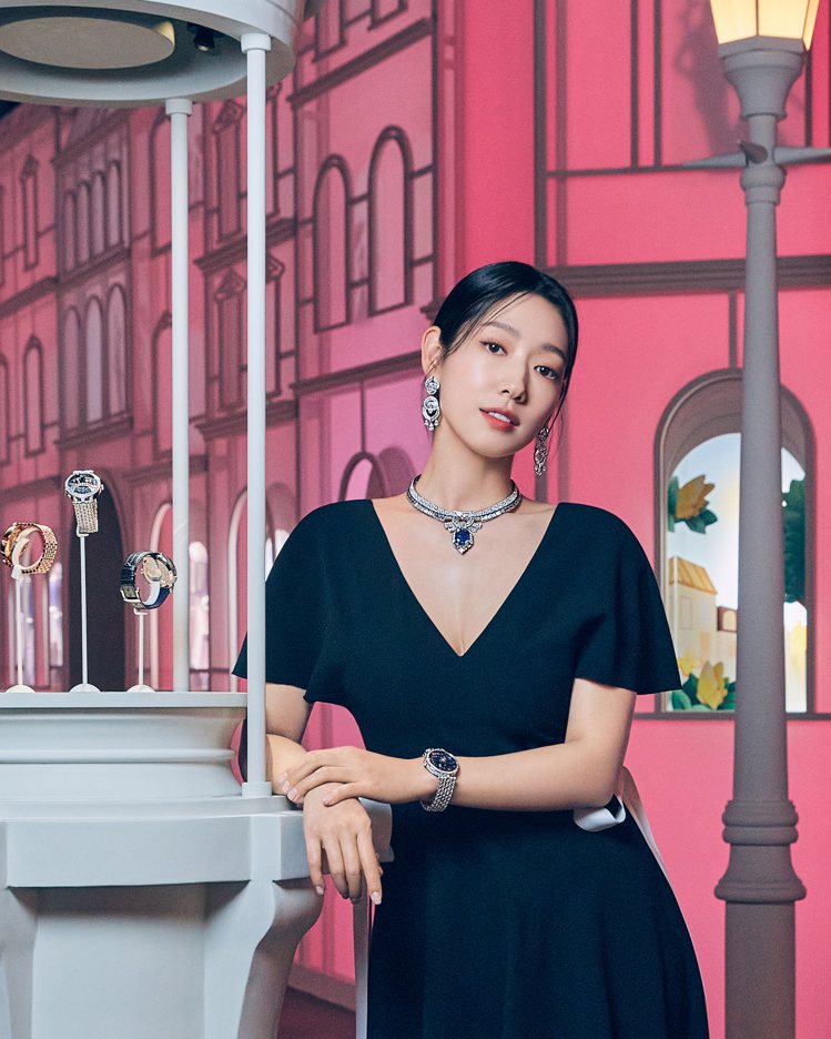 韓國氣質女星朴信惠配戴梵克雅寶珠寶及腕表出席在首爾舉辦的「時間的詩篇之旅，相遇情人橋」活動。圖／梵克雅寶提供
