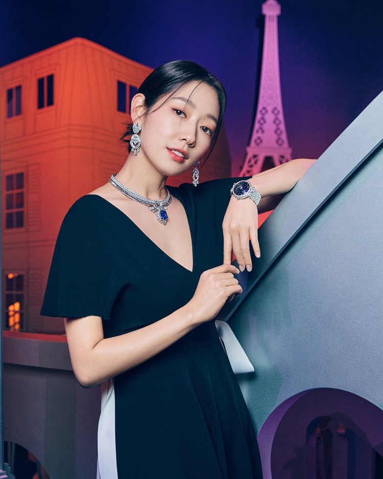 韓國氣質女星朴信惠配戴梵克雅寶珠寶及腕表出席在首爾舉辦的「時間的詩篇之旅，相遇情...