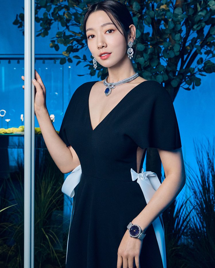 韓國氣質女星朴信惠配戴梵克雅寶珠寶及腕表出席在首爾舉辦的「時間的詩篇之旅，相遇情...