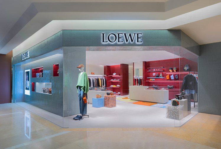 LOEWE全台首個男裝專賣店於台中新光三越全新開幕。圖／LOEWE提供