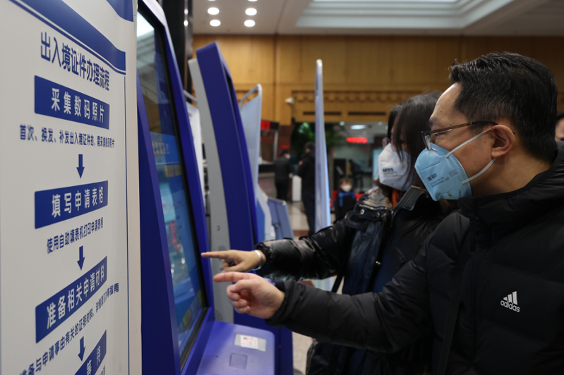 大陸國門重啟後，護照等旅遊證件申請明顯增加。圖為北京市公安局出入境接待大廳1月11日景象。中新社