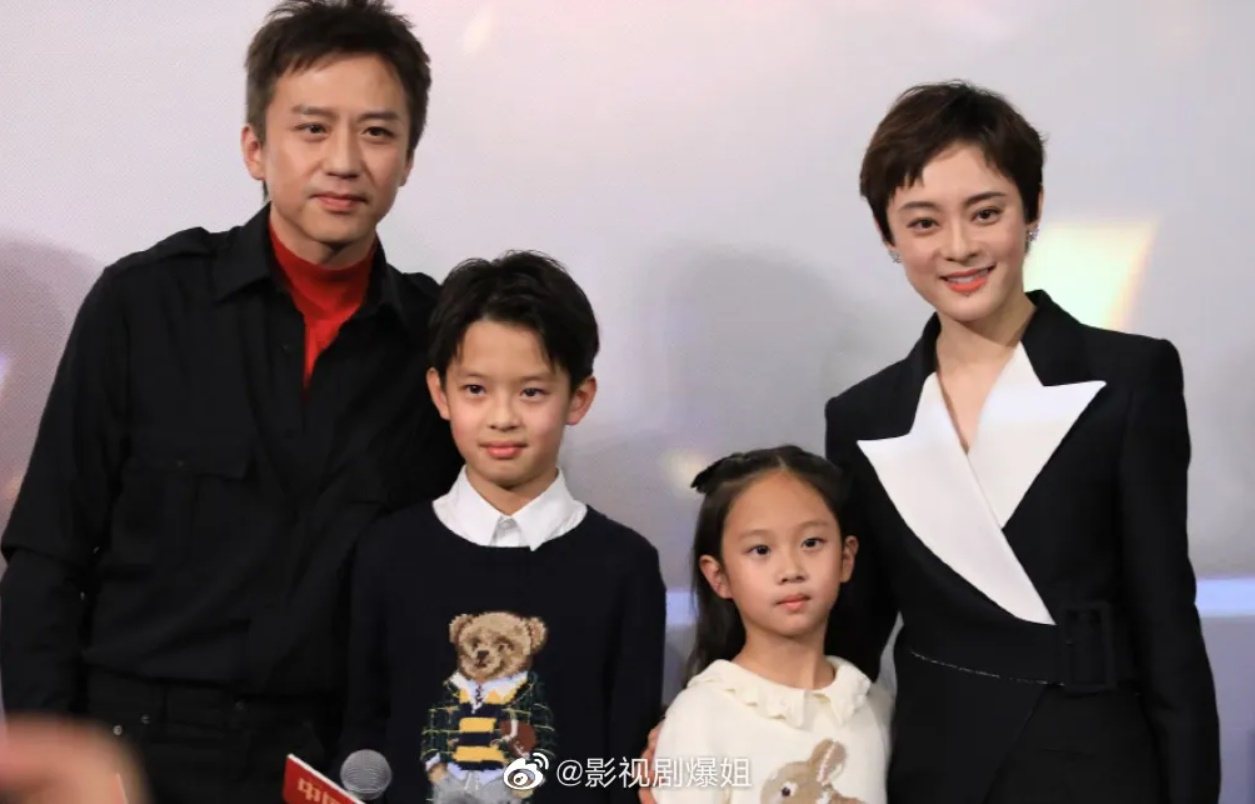 鄧超(左)、孫儷(右)帶著兒子鄧涵之(左二)、女兒鄧涵一(右二)為主演新片「中國乒乓之絕地反擊」造勢。圖／摘自微博