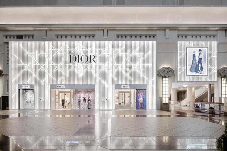 佔地約272坪的DIOR台北101旗艦店，共包含男裝、女裝與高級珠寶沙龍，在2012開幕至今，在今日正式重新開幕。圖／DIOR提供