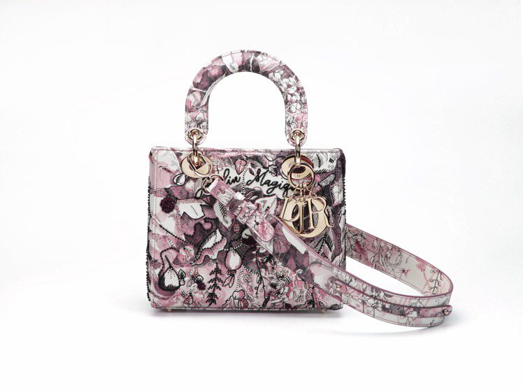 徐若瑄今日活動上提取了Dior台北101旗艦店開幕限定的Lady Dior 淡粉色魔幻花園小牛皮中型提包，訂價23萬元。圖／DIOR提供