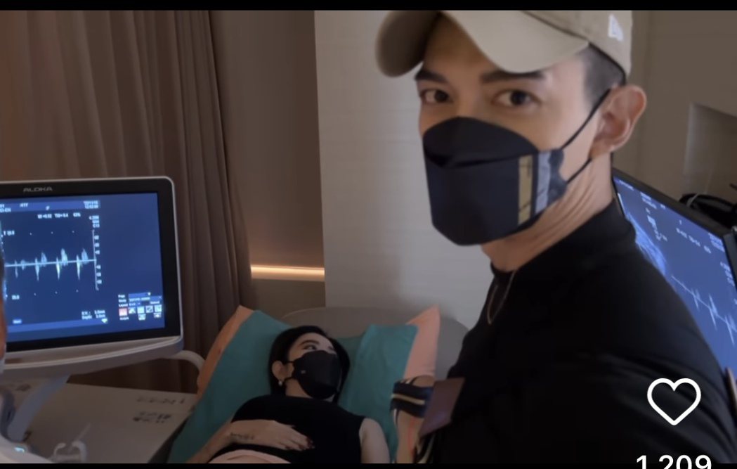 王家梁(前)与许维恩分享产检时听宝宝心跳声的影片。图／截图自IG