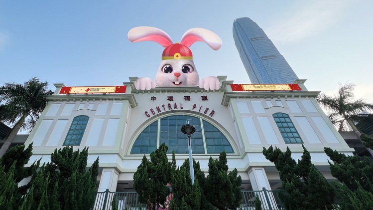 中環碼頭樓頂，巨型福兔現身跟大家打招呼迎新歲。圖／港旅局提供