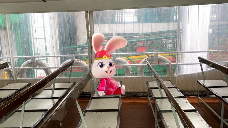 搭乘天星小輪就有機會在船上遇見「福兔」一同伴遊。圖／港旅局提供