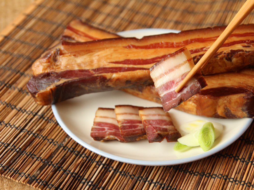 台灣黑豬冷燻臘肉。圖／PEKOE提供