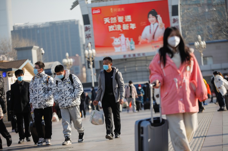 大陸網路上多個平台的大數據預測，多數省市推估已度過高峰。圖為北京車站外的旅客。歐新社