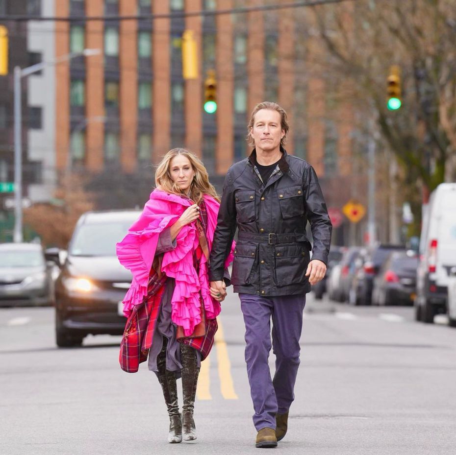 凱莉和艾登在「慾望城市：華麗下半場」牽手走在街上，疑似舊情復燃。圖／摘自IG