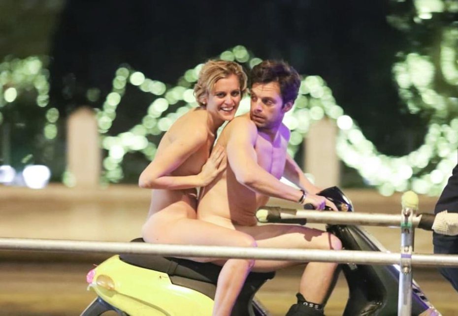 賽巴斯汀史丹（右）和丹妮絲高夫為了「星期一」，在雅典街頭裸體騎車。圖／摘自cineuropa.org