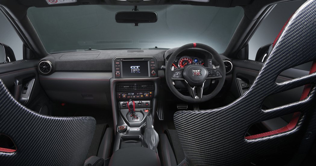 2024 Nissan GT-R NISMO內裝配置多採用麂皮增添性能氛圍。 圖...