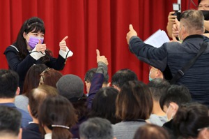 副總統賴清德日前出席台北市「向黨員報告-政見發表會」，立委高嘉瑜（左）一到會場即遭黨員狂噓，發言時更是數度遭嗆聲。少數黨員比出大拇指為高加油。圖／聯合報系資料照片