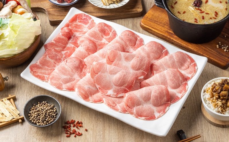 肉多多火鍋新門店開幕禮「西班牙橄欖豬」。 業者／提供